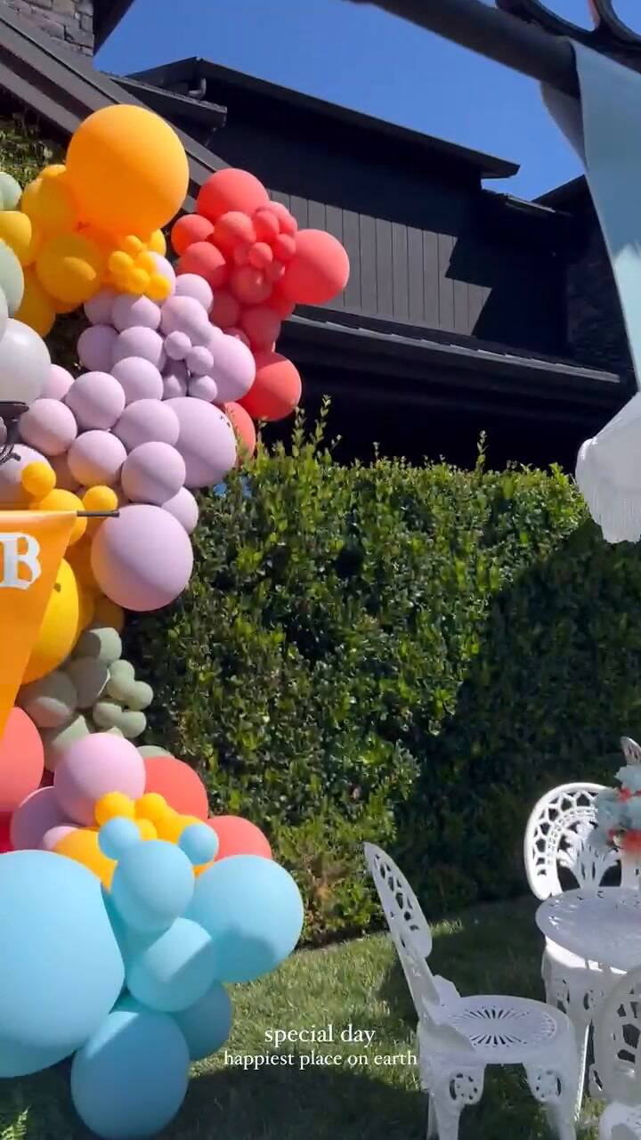 Kourtney Kardashian y Travis Barker organizaron un baby shower de ensueño