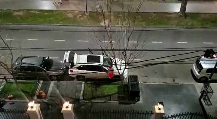 Una mujer destrozó una camioneta con un matafuego en pleno centro de Santa Fe