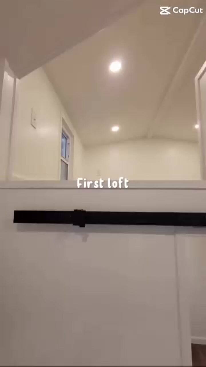La casa incluye cocina completa, baño funcional y dormitorio para cama queen