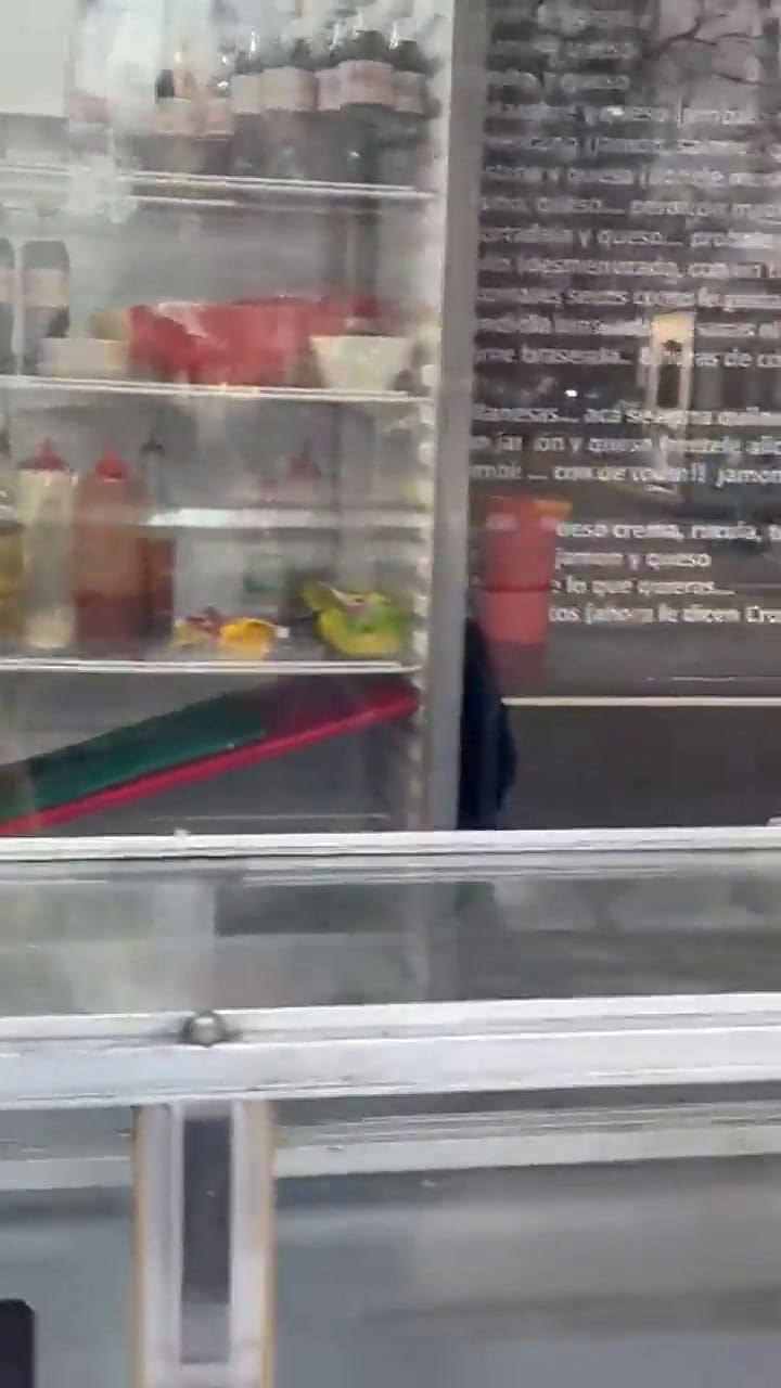 Graban una rata en una panadería en la zona de Montserrat