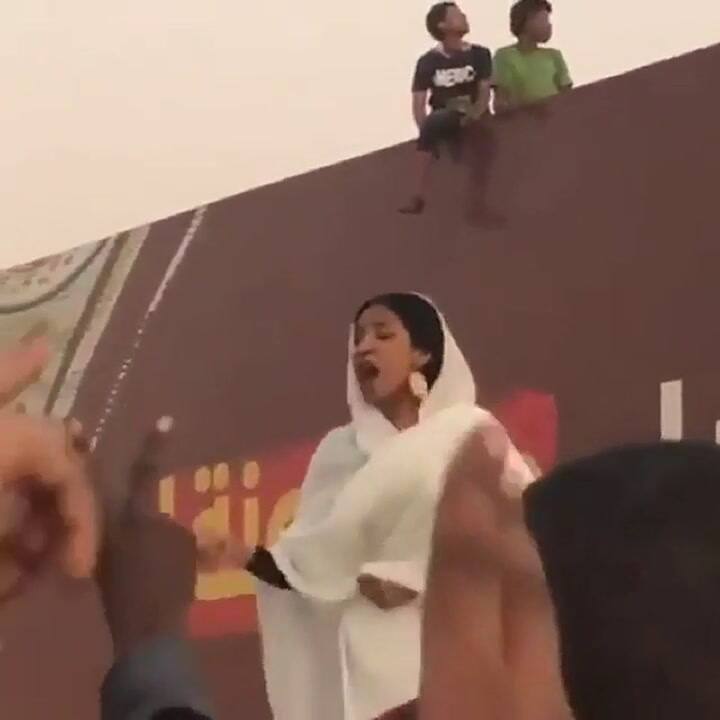 La mujer que se convirtió en ícono de las protestas en Sudán - Fuente: Twitter @mahmodhajo