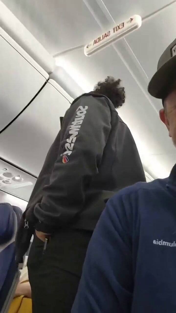 Un pasajero perdió el control en el vuelo al escuchar el llanto de un bebé