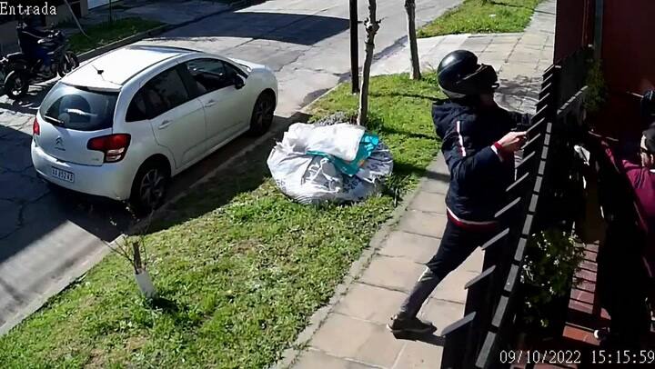 El Palomar: estacionaron frente a su casa, los sorprendió un motochorro y les apuntó a la cabeza