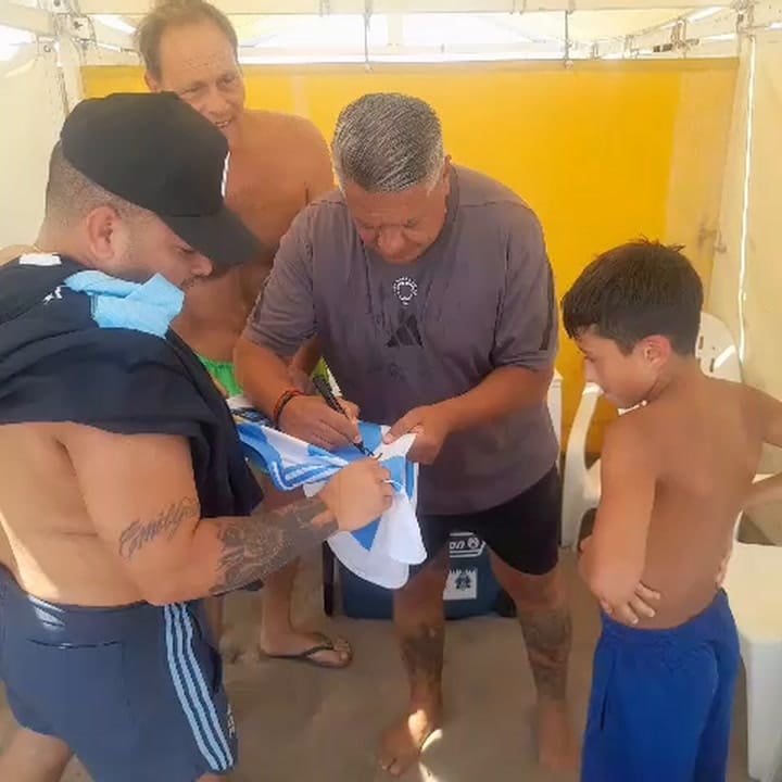 El presidente de la AFA, Claudio Tapia, firma autógrafos en el Balneario 12 de Punta Mogotes, Mar del Plata