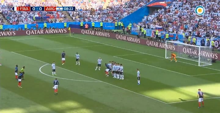 El tiro libre de Francia que pega en el palo del arco argentino - Fuente: Televisión Pública