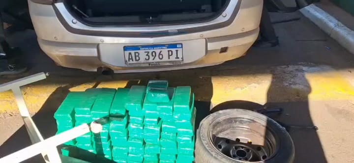 Aduana detectó más de 110 kilos de marihuana oculta en un auto