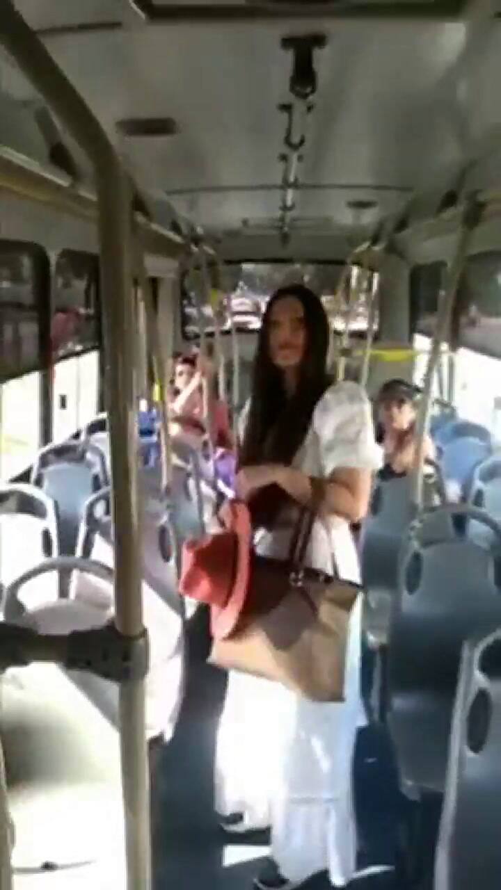 Se sube a taxis y colectivos, pero no paga