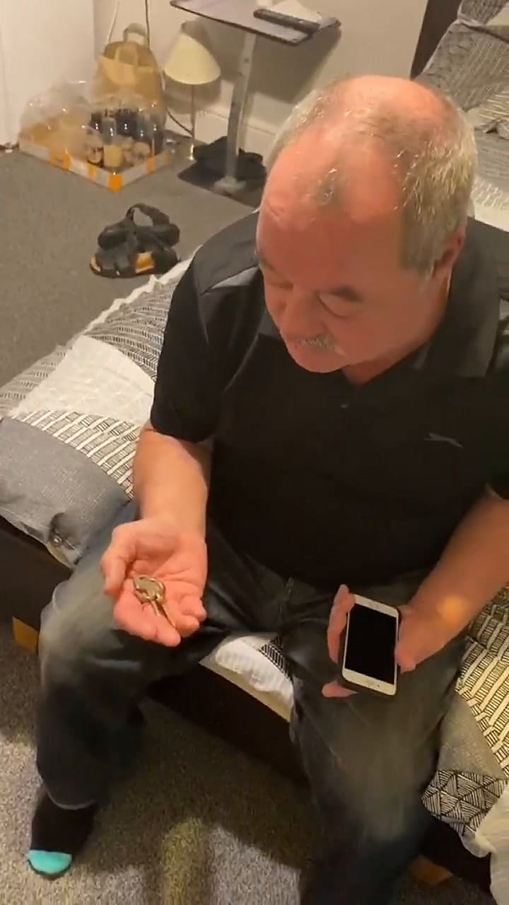 El llanto del padre de un YouTuber al enterarse que su hijo le pagó la hipoteca - Fuente: TikTok