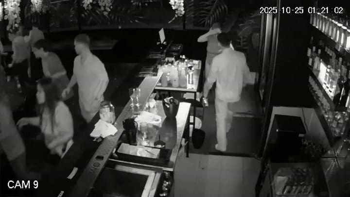 Los segundos finales antes de que uno de los agresores arrojara un vaso