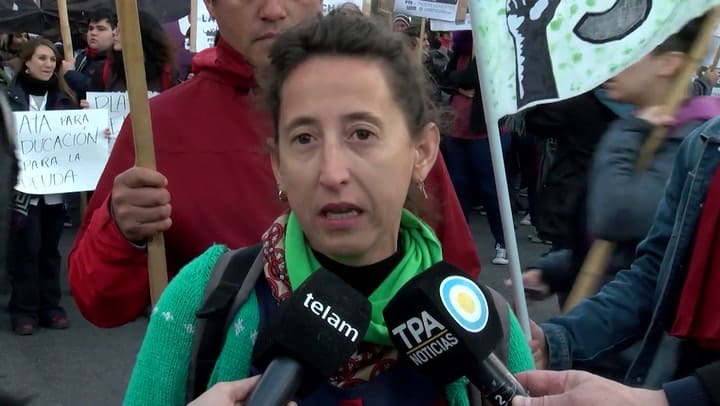 Marcha federal educativa en reclamo de paritarias y ley de financiamiento - Fuente: Télam