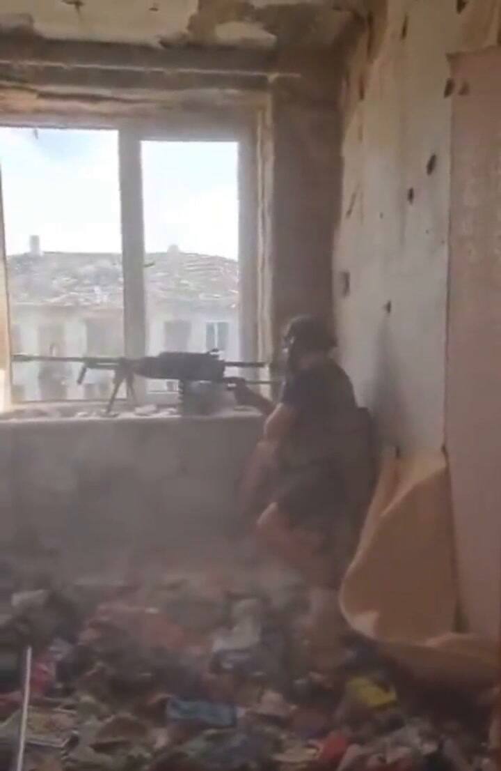 Un soldado ucraniano dispara una ametralladora en Sievierodonetsk