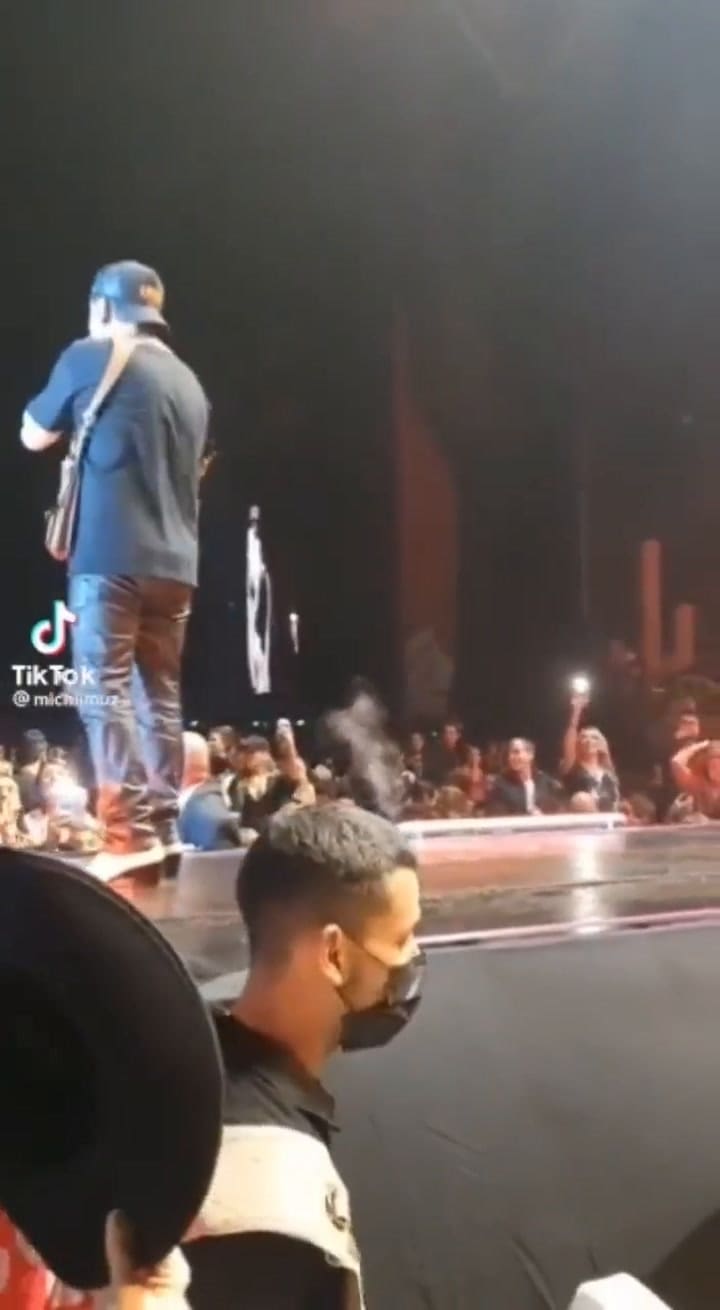 Nodal esquiva un hielo que fue lanzado desde el público