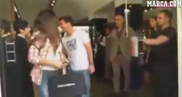 Messi y su novia Antonella de compras en Milan por la boutique de Dolce Gabbana - Fuente: YouTube