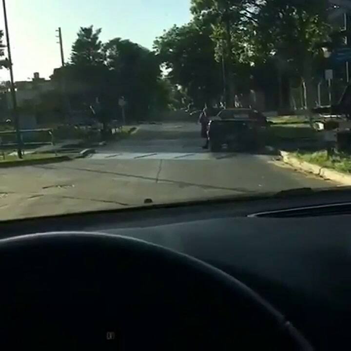 Tren arrolla un vehículo que fue abandonado sobre paso a nivel por desperfectos técnicos