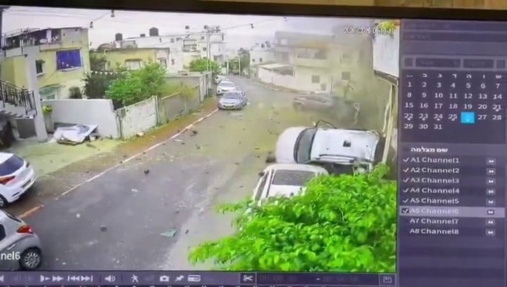 El momento en el que una bomba de racimo iraní impactó en la localidad israelí de Kfar Qasim