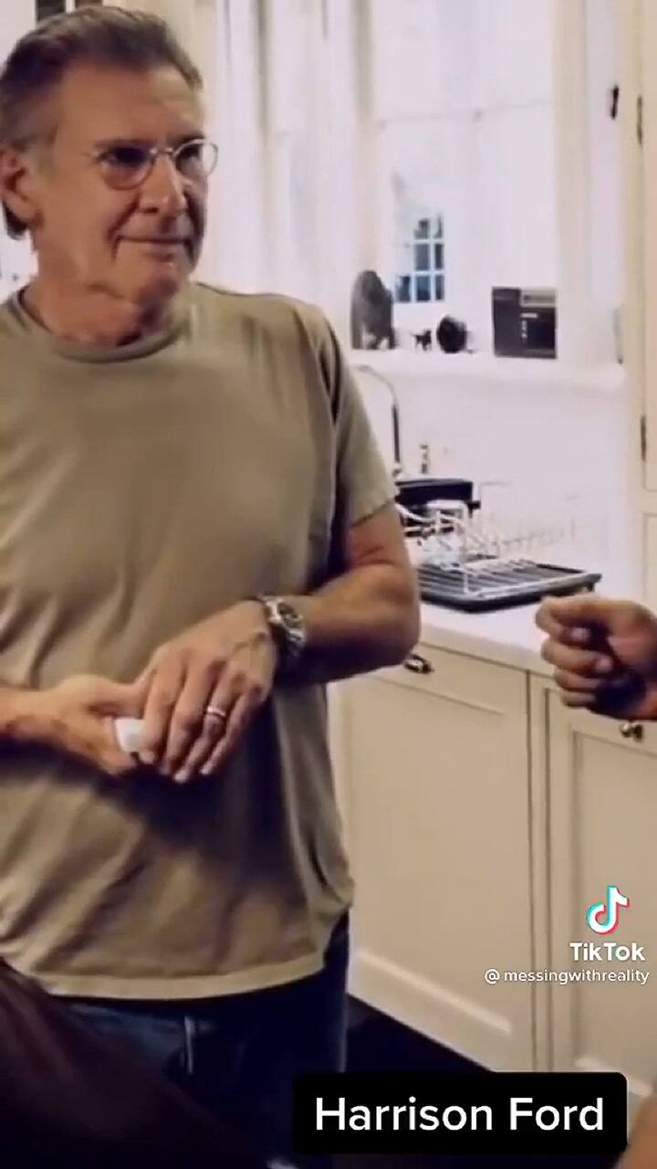 La desopilante reacción de Harrison Ford al presenciar un truco de cartas