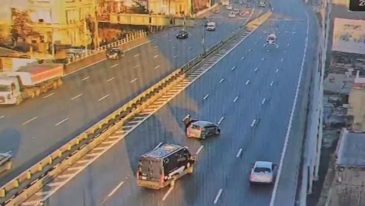 Un hombre sufrió un infarto mientras manejaba en la autopista 25 de Mayo y chocó contra el muro de contención