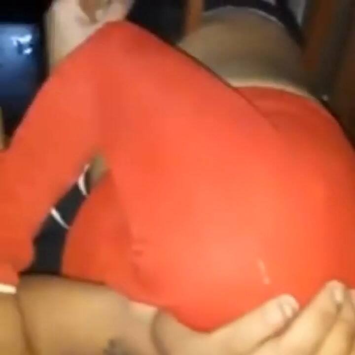 Una ladrona embarazada entró a robar y quedó atascada entre las rejas