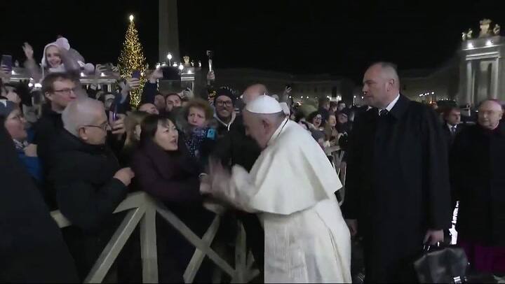 Enojado: la reacción del papa Francisco ante una mujer que lo tironeó del brazo - Fuente: Twitter