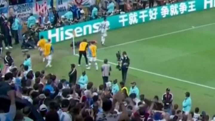 El pelotazo de Dybala a la tribuna