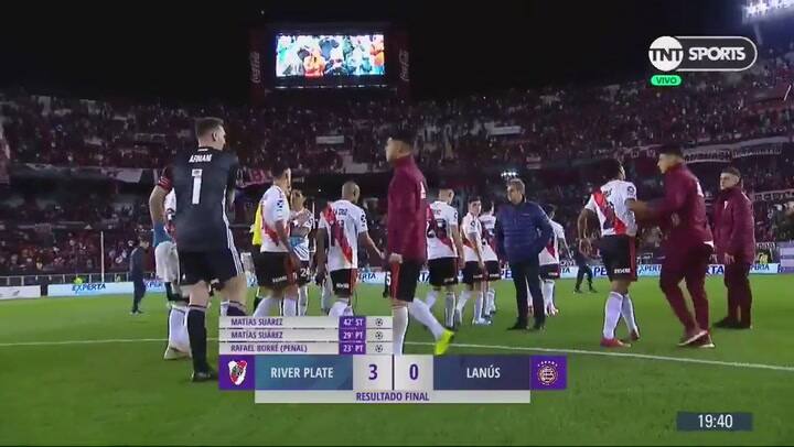 Luego del partido, los jugadores del Millonario saludaron a Agustín Rossi - Fuente: Twitter