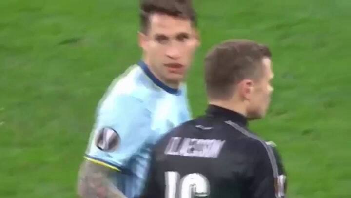 Al luchar por el balón, el delantero del equipo ruso se llevó por delante al árbitro