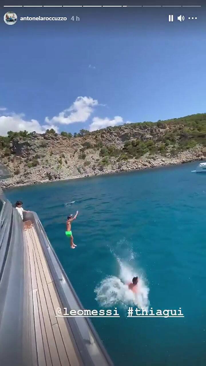 El 'piletazo' de Lionel Messi y su hijo Thiago desde su imponente yate