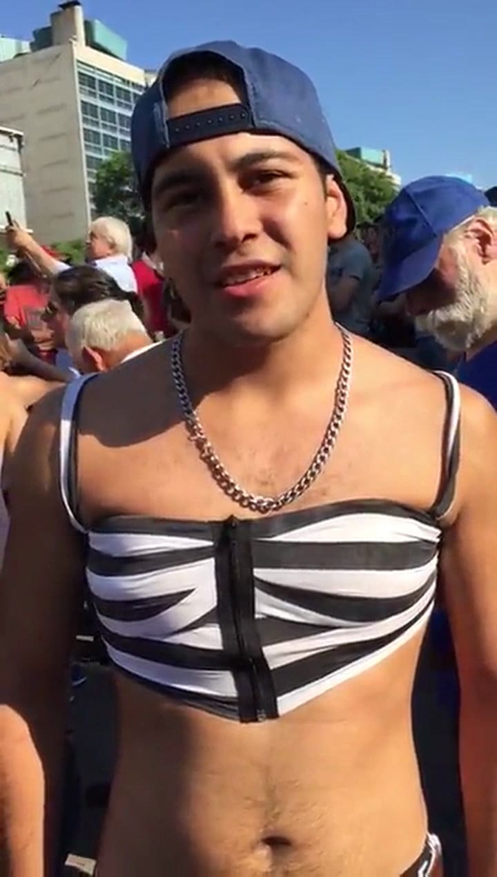 Hombres que se unen al reclamo del 'tetazo'