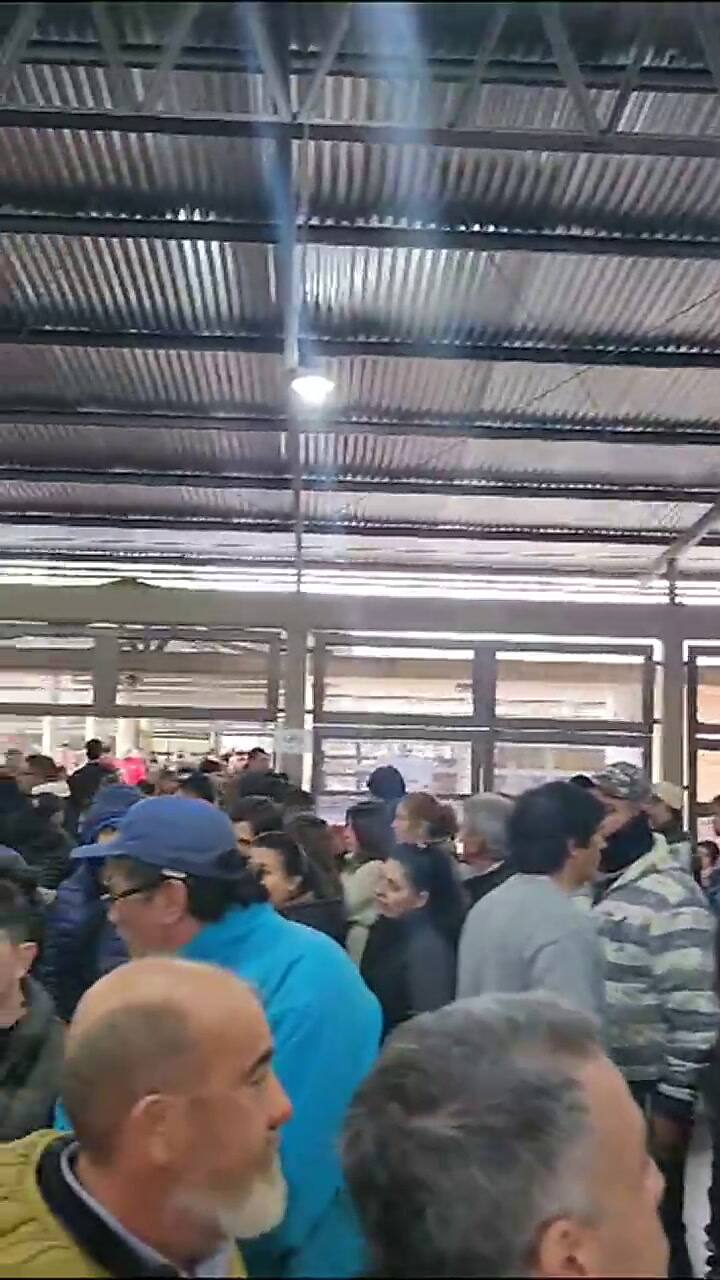 Tensión en una escuela en Tucumán por las demoras a poco de cerrarse los comicios