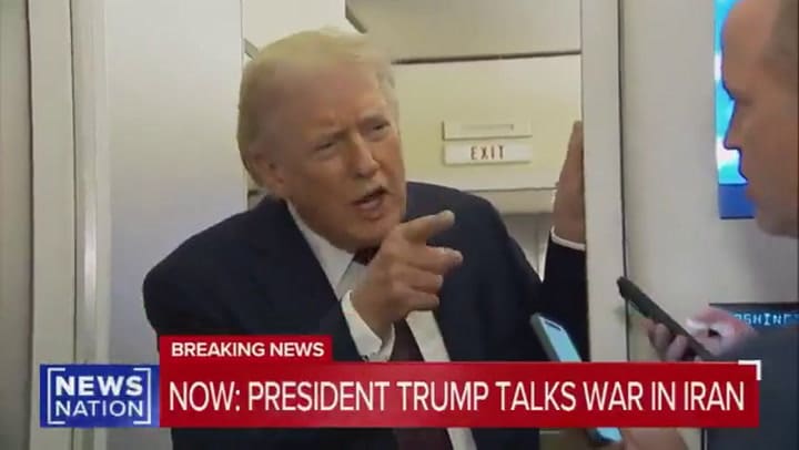 Trump calla a periodista