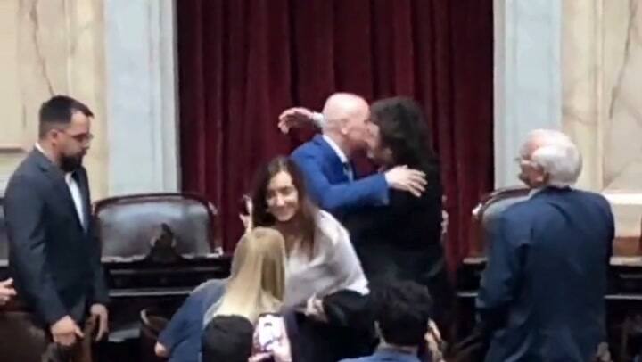 GIF: el cálido saludo de Espert y Milei