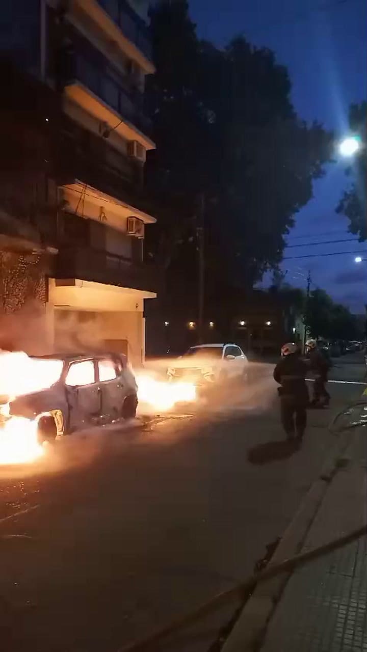 Parque Chas: se incendió un contendor de basura y el fuego quemó dos autos y el frente de una casa