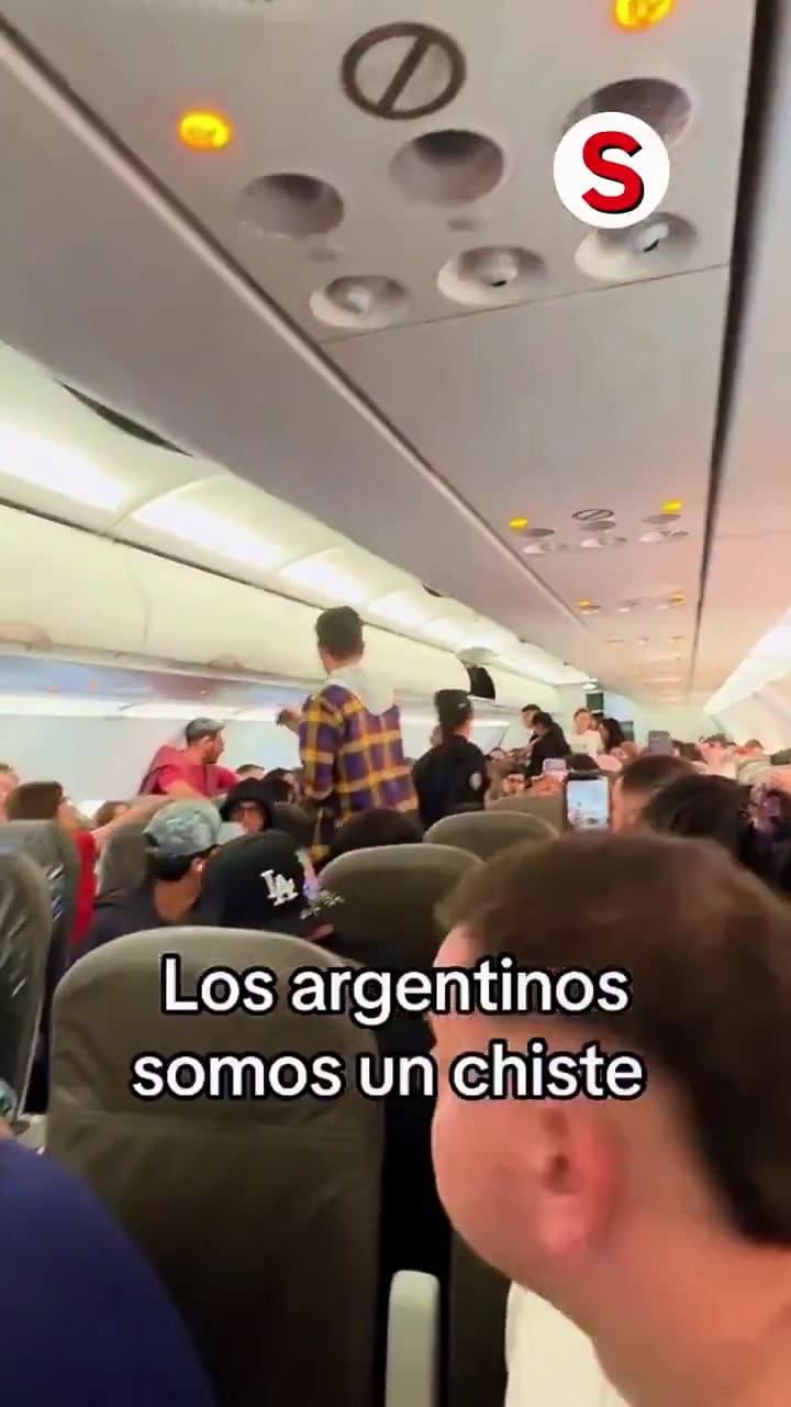 El momento en el que bajan a los pasajeros del avión de Jet Smart