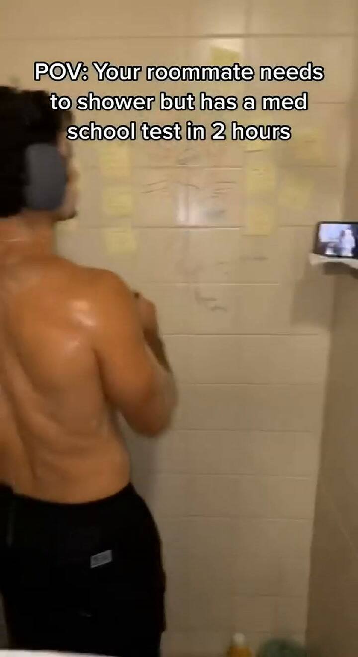 Su “room mate” estaba por rendir un examen de medicina y lo encontró en una insólita situación