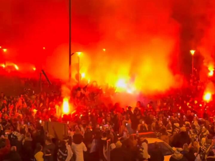 Los festejos por el triunfo de Bosnia y Herzegovina incluyen bengalas y gran cantidad de personas