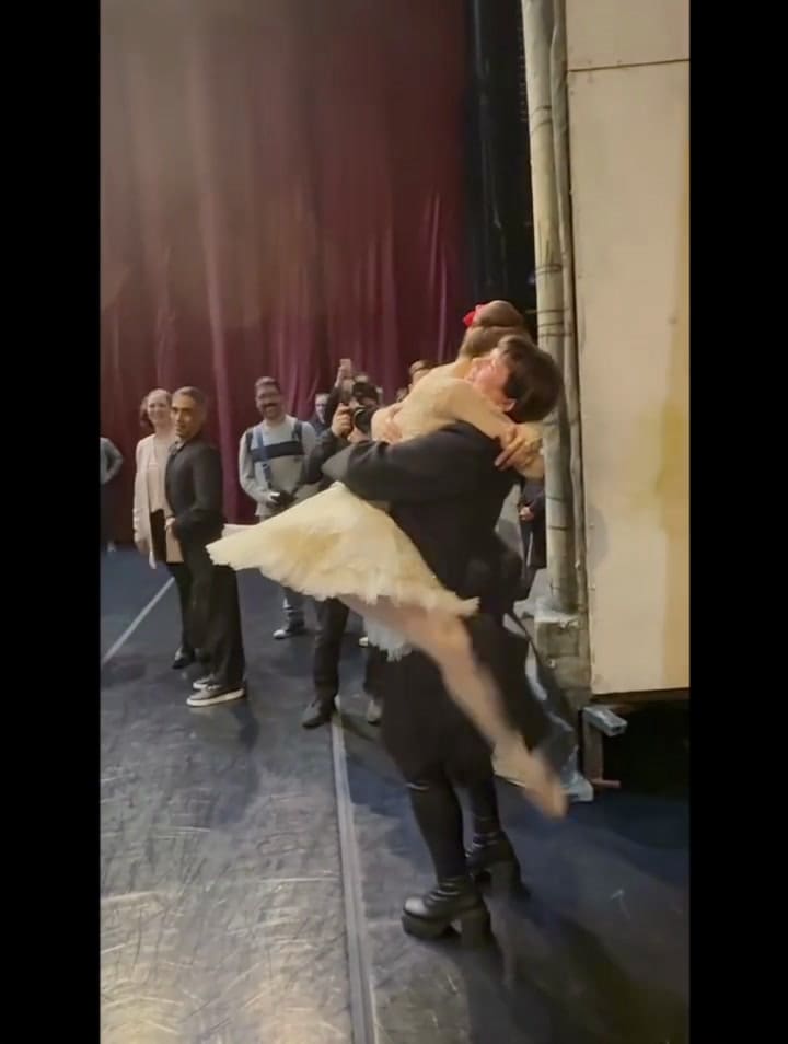 El abrazo entre Marianela Núñez y Griselda Siciliani