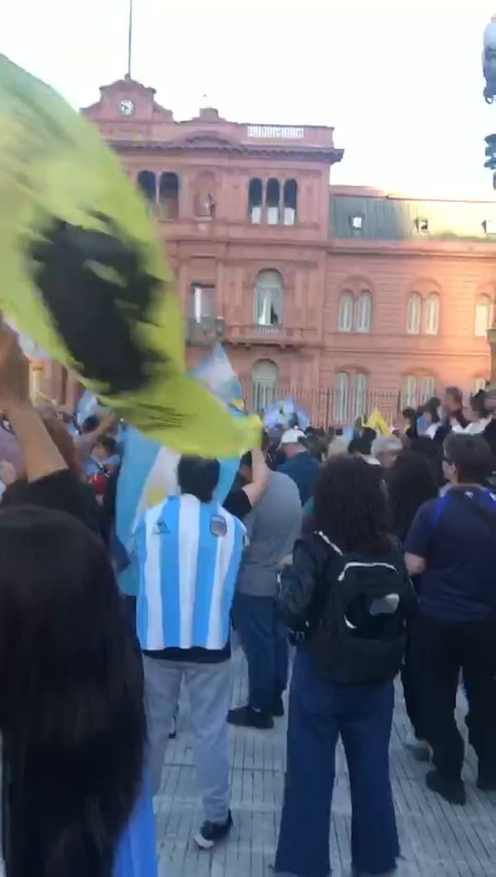 Manifestantes protestan contra el Gobierno en el Obelisco y Plaza de Mayo