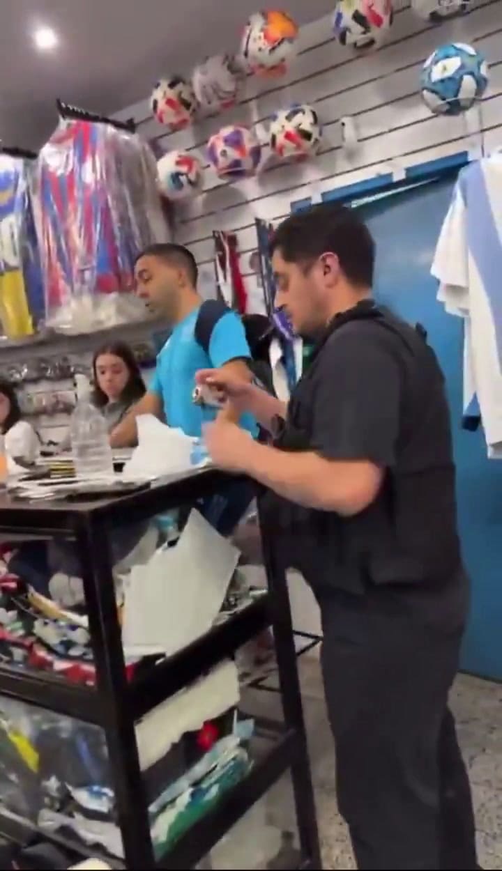 Ortigoza se presentó a reclamar por ropa suya a un negocio de camisetas retro