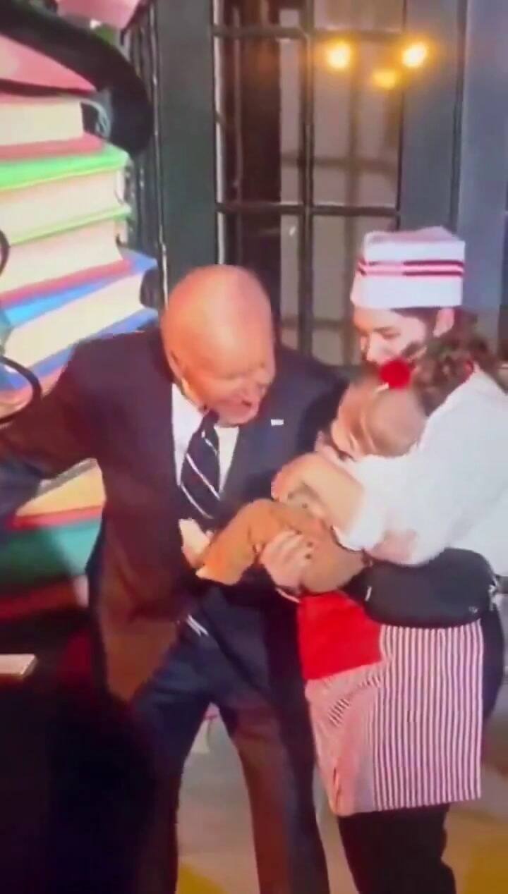 Biden le muerde el pie a un niño 2