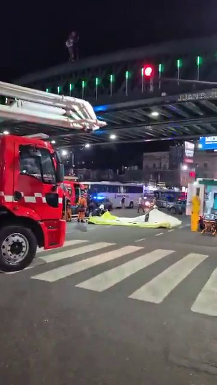 Los videos grabados por las personas que pasaban por la zona muestran los peligrosos movimientos que el hombre hacía en el borde del puente