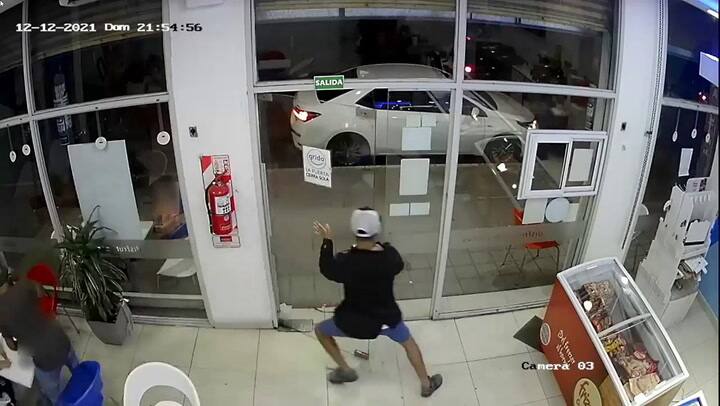Delincuentes ingresan a robar a una heladería de Lomas de Zamora y balean a un agente de civil