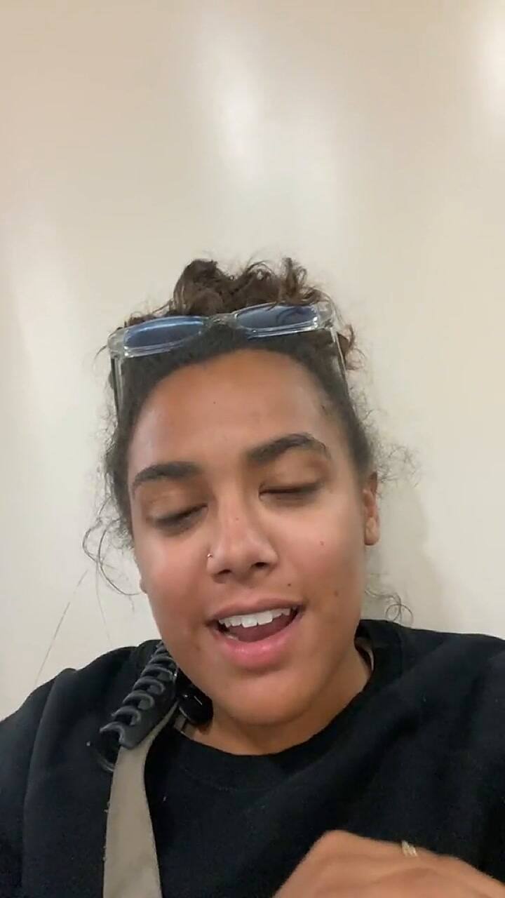 Varios pasajeros perdieron su vuelo y decidieron unirse en una aventura