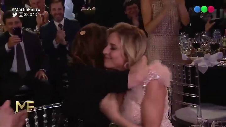 El beso de Nancy Dupláa y Carla Peterson - Fuente: Telefé