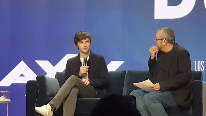 Freddie Highmore sorprendió al hablar español fluido durante una entrevista - Fuente: YouTube