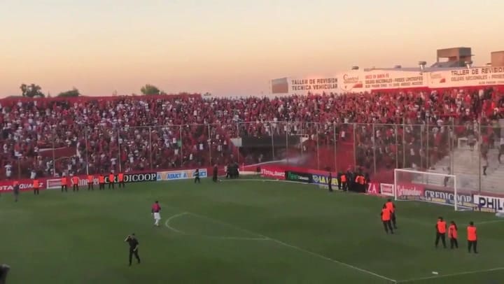 Incidentes entre la Policía y los hinchas de Newell's - Fuente: Twitter