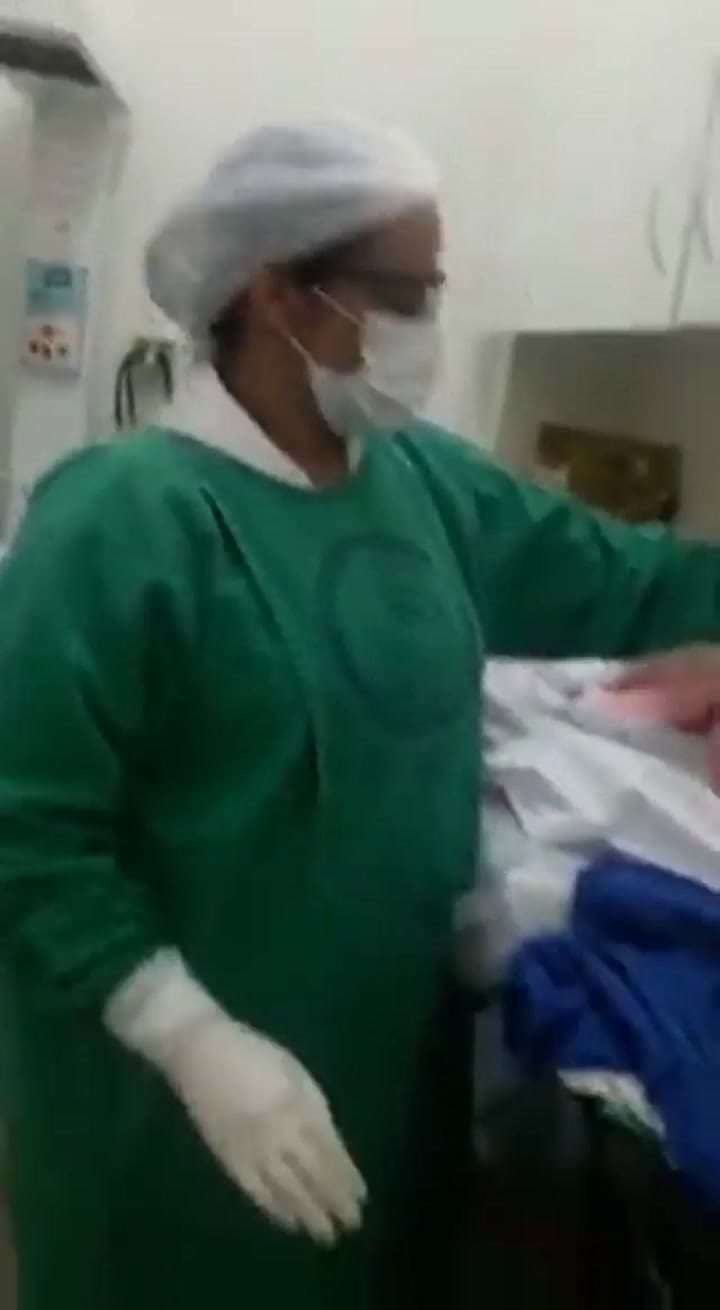 Un bebé intenta caminar pocos minutos después de nacer