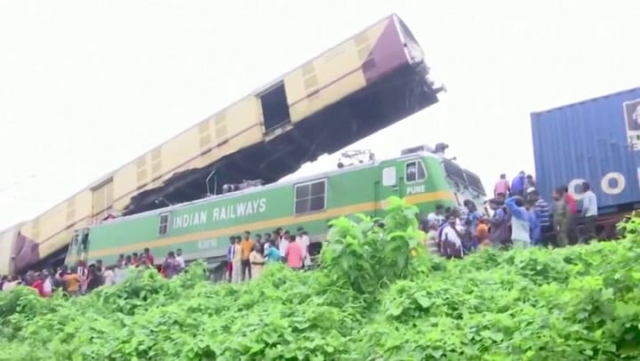 Impactante choque de trenes en India: al menos ocho fallecidos