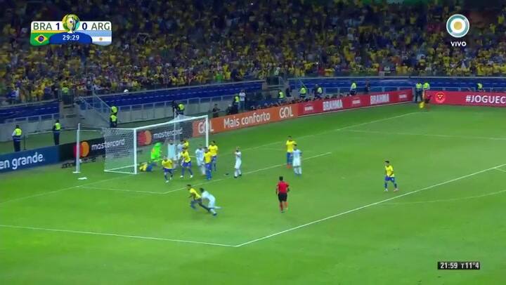 Travesaño del Kun Aguero