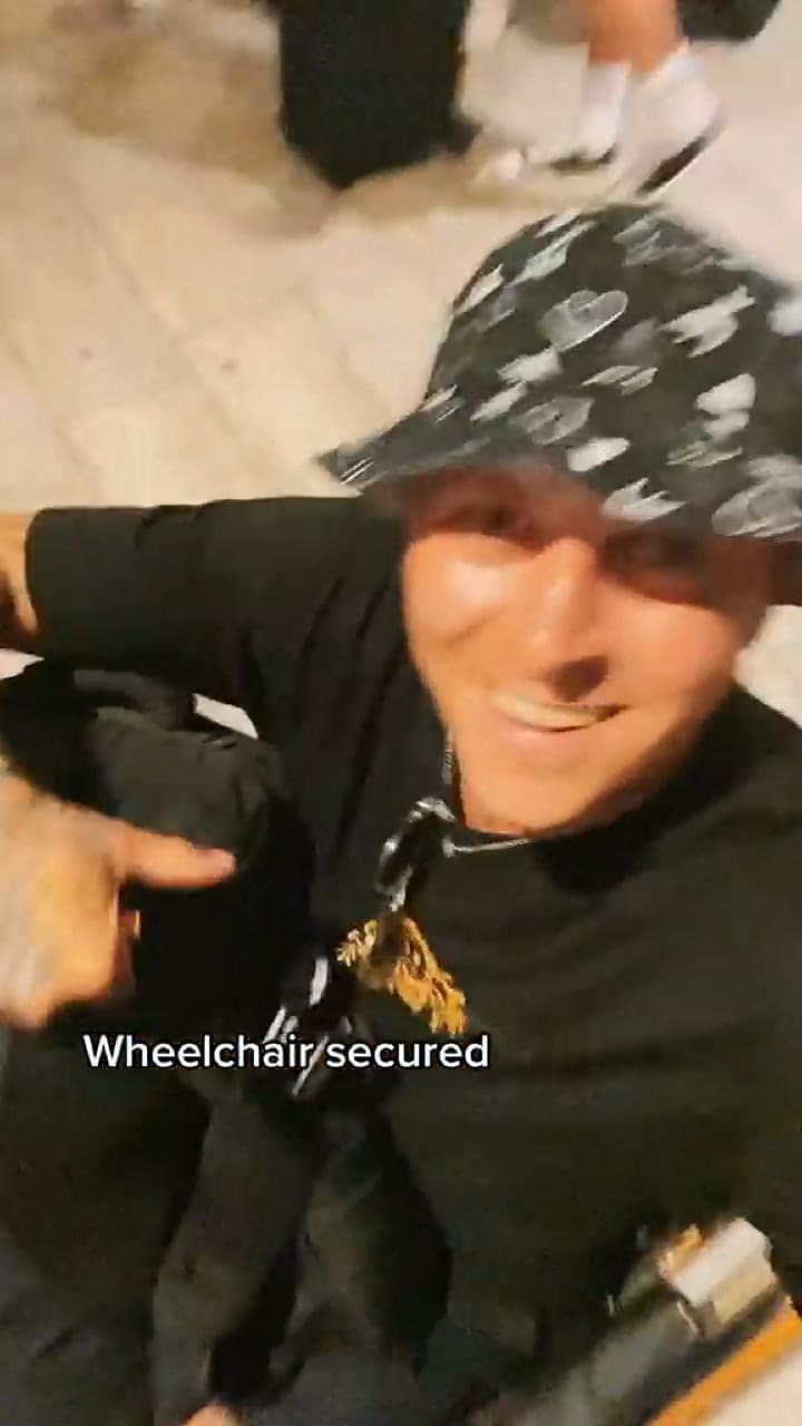 Fingió necesitar una silla de ruedas para evadir la fila del aeropuerto