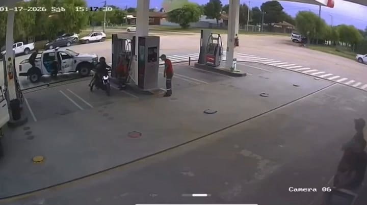 La llegada de la policía a la estación de servicio donde estaba el ladrón